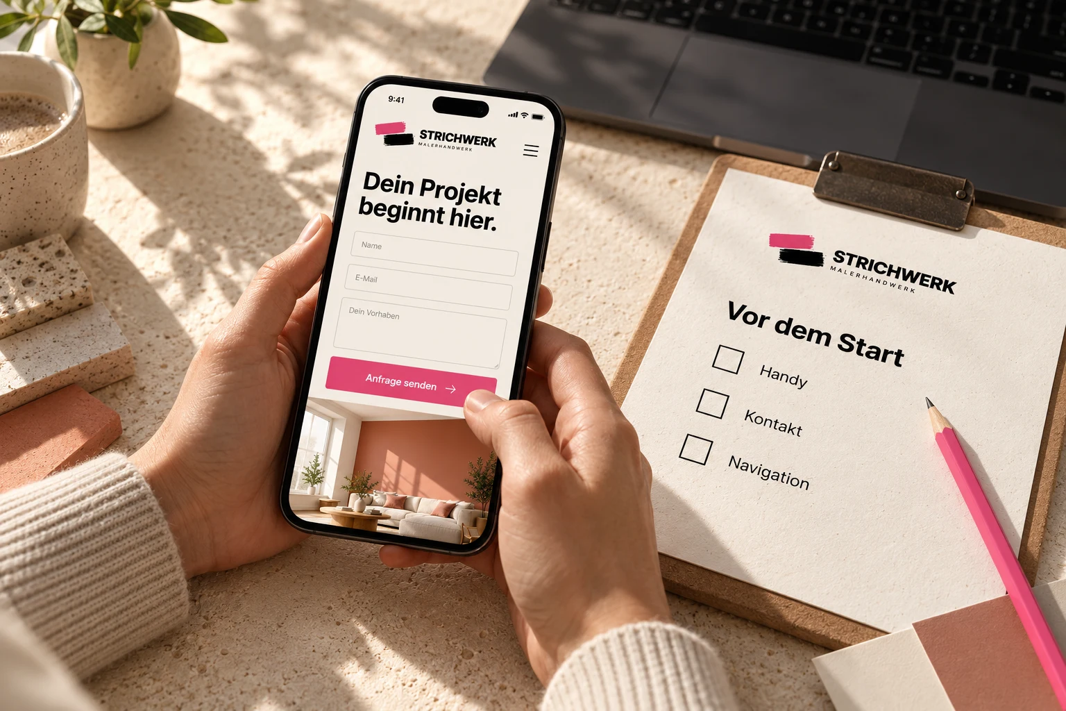 Eine mobile Beispiel-Anfrage wird neben einer offenen Checkliste für Handy, Kontakt und Navigation geprüft.