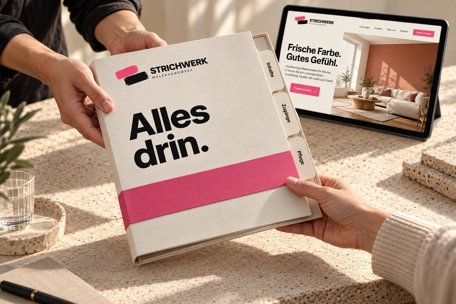Eine STRICHWERK-Projektmappe mit den Bereichen Inhalte, Zugänge und Pflege wird symbolisch übergeben.