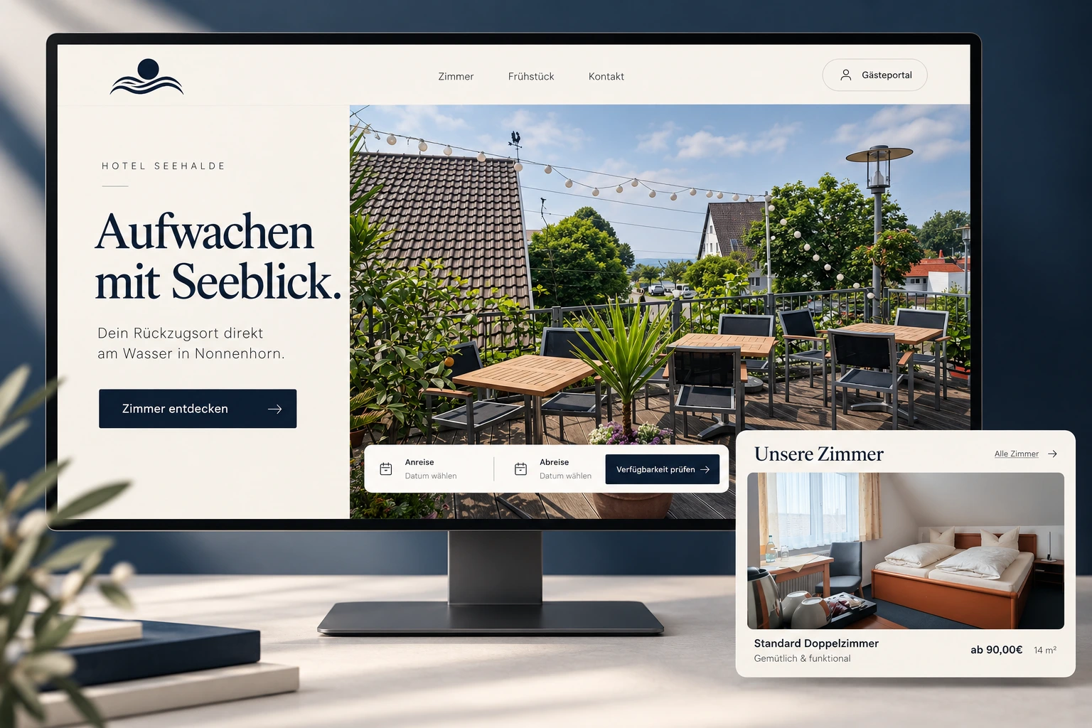 Gestalterisch überarbeitetes Seehalde-Präsentationskonzept mit Terrasse, Zimmeransicht und Buchungseinstieg auf einem großen Bildschirm. Auf kleinen Displays wird das zugehörige Handy-Motiv gezeigt.