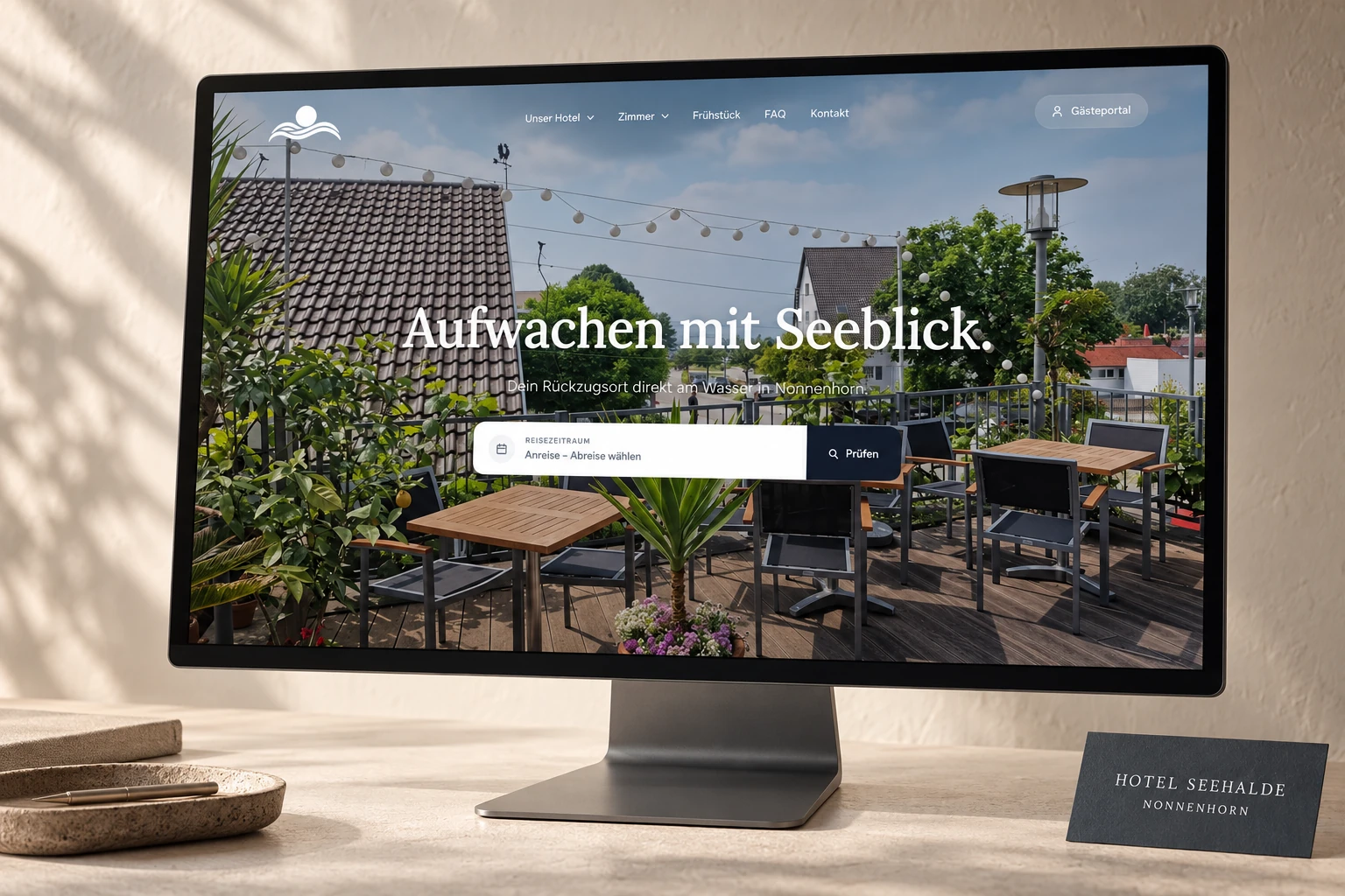 Hotel Seehalde: inszeniertes Monitor-Mockup der echten Website mit Terrasse, Seeblick und Buchungseinstieg.