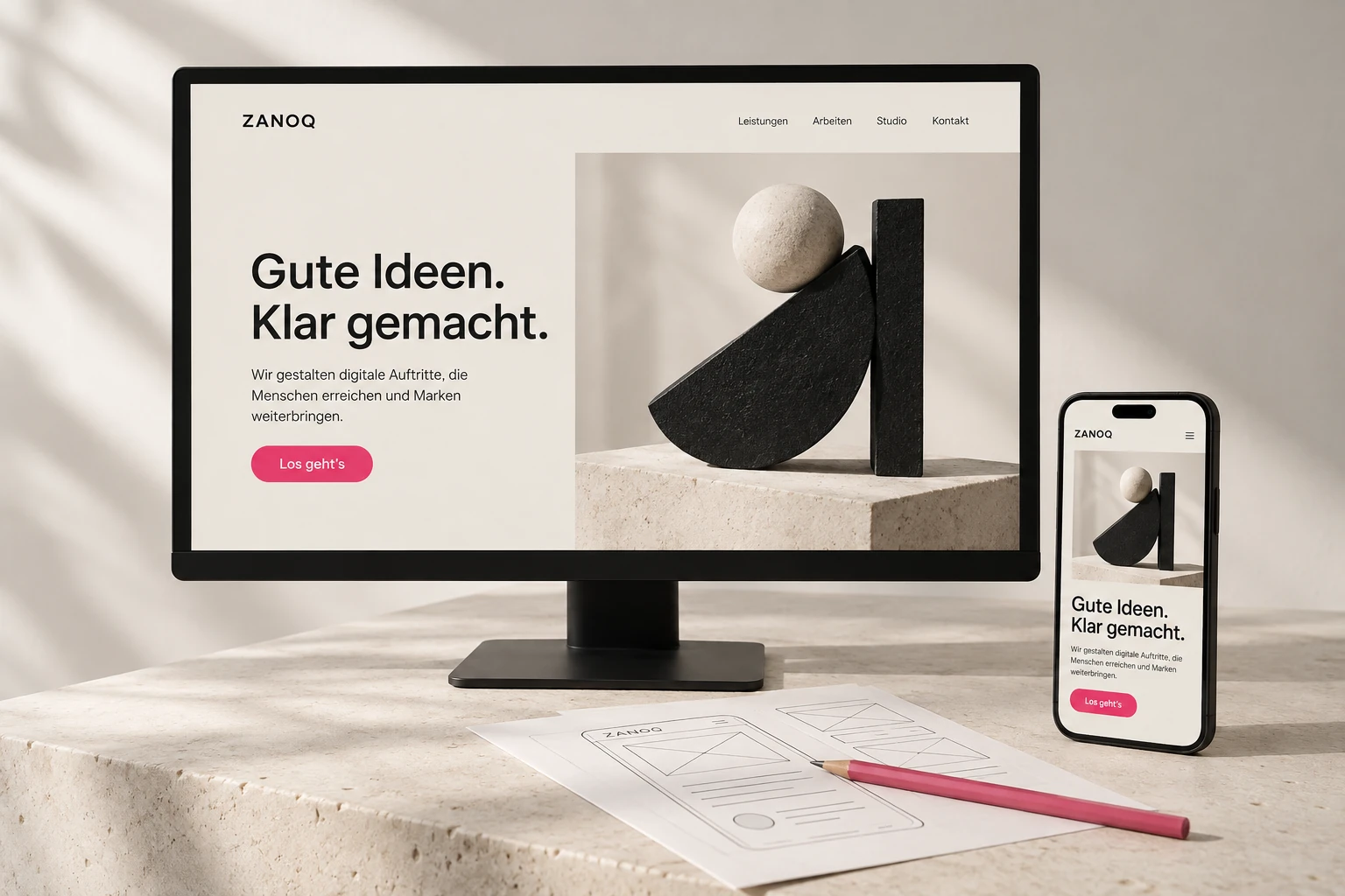 Abgestimmter Website-Entwurf auf Desktop und Smartphone mit skizzierten Seitenstrukturen im Vordergrund.