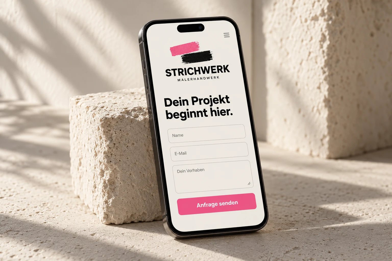 STRICHWERK-Beispiel auf einem Smartphone: übersichtliche Anfrage mit Name, E-Mail und Beschreibung des Vorhabens.