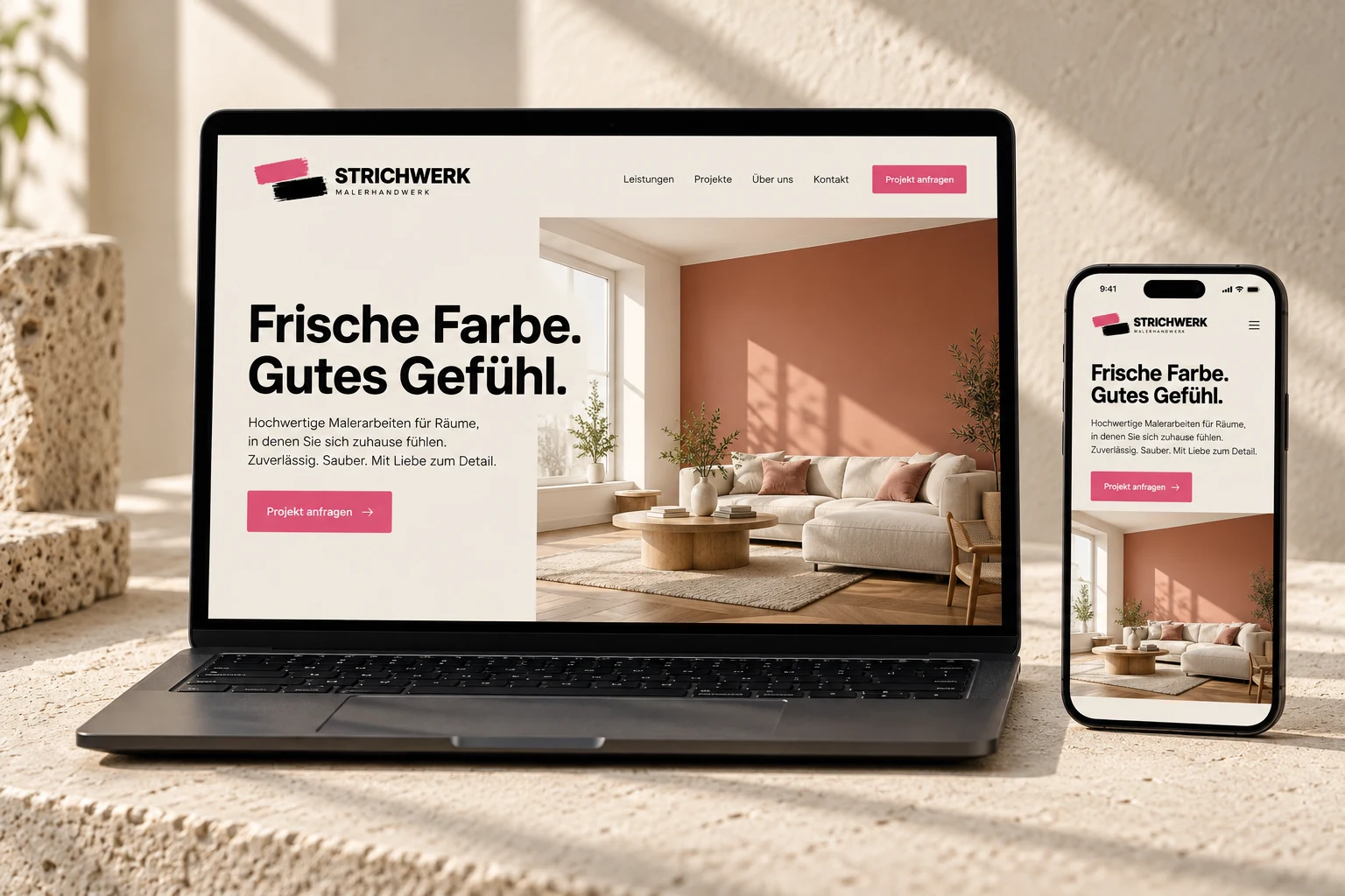 Fiktives STRICHWERK-Konzept: derselbe Malerauftritt auf Laptop und Smartphone.